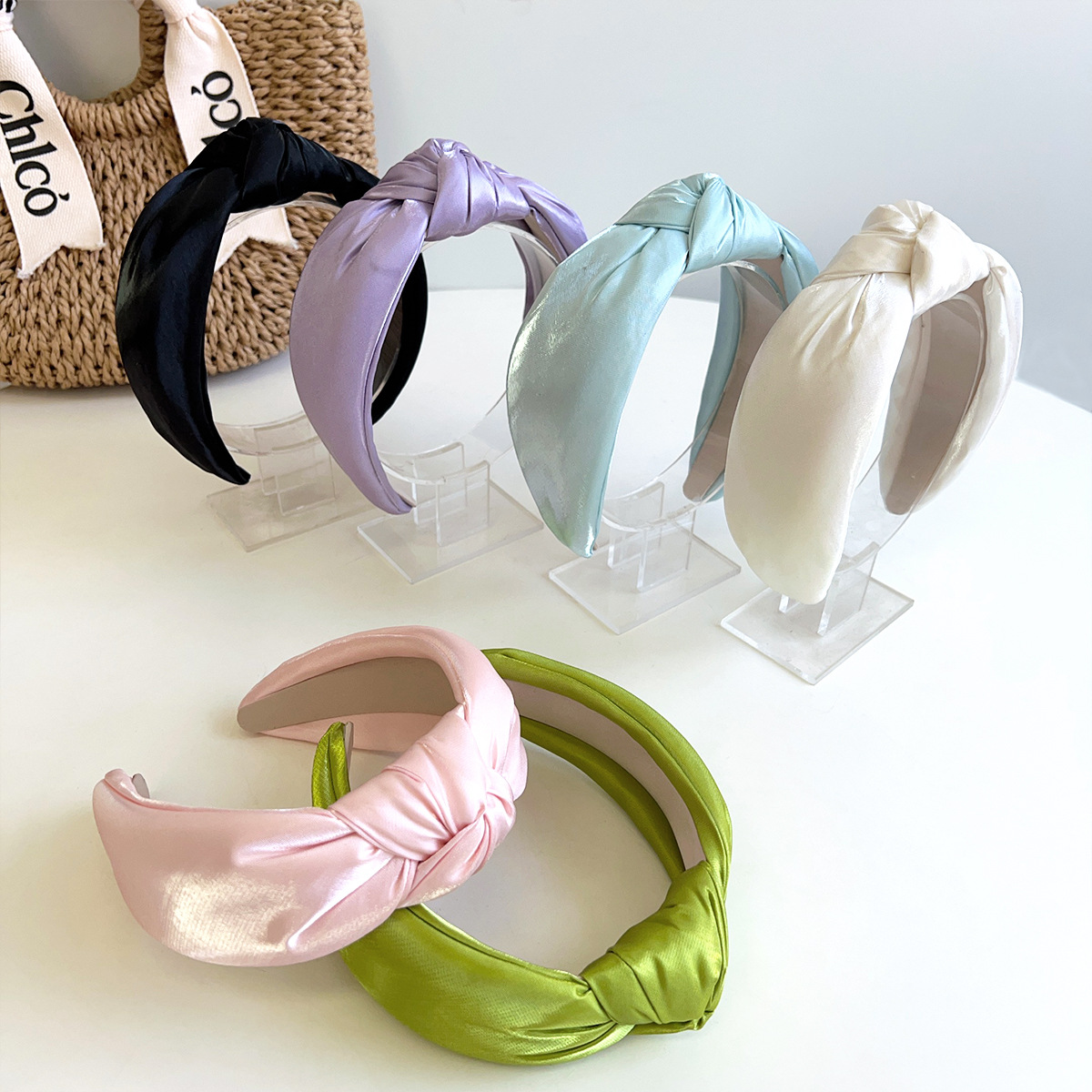 Women Accessories Shop Design - Elegancka opaska na głowę z jedwabnej